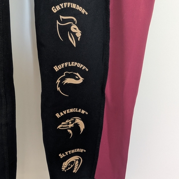 Torrid 1 (1X 14/16) Harry Potter Hogwarts Performance Active Crop Leggings EUC - Picture 3 of 8